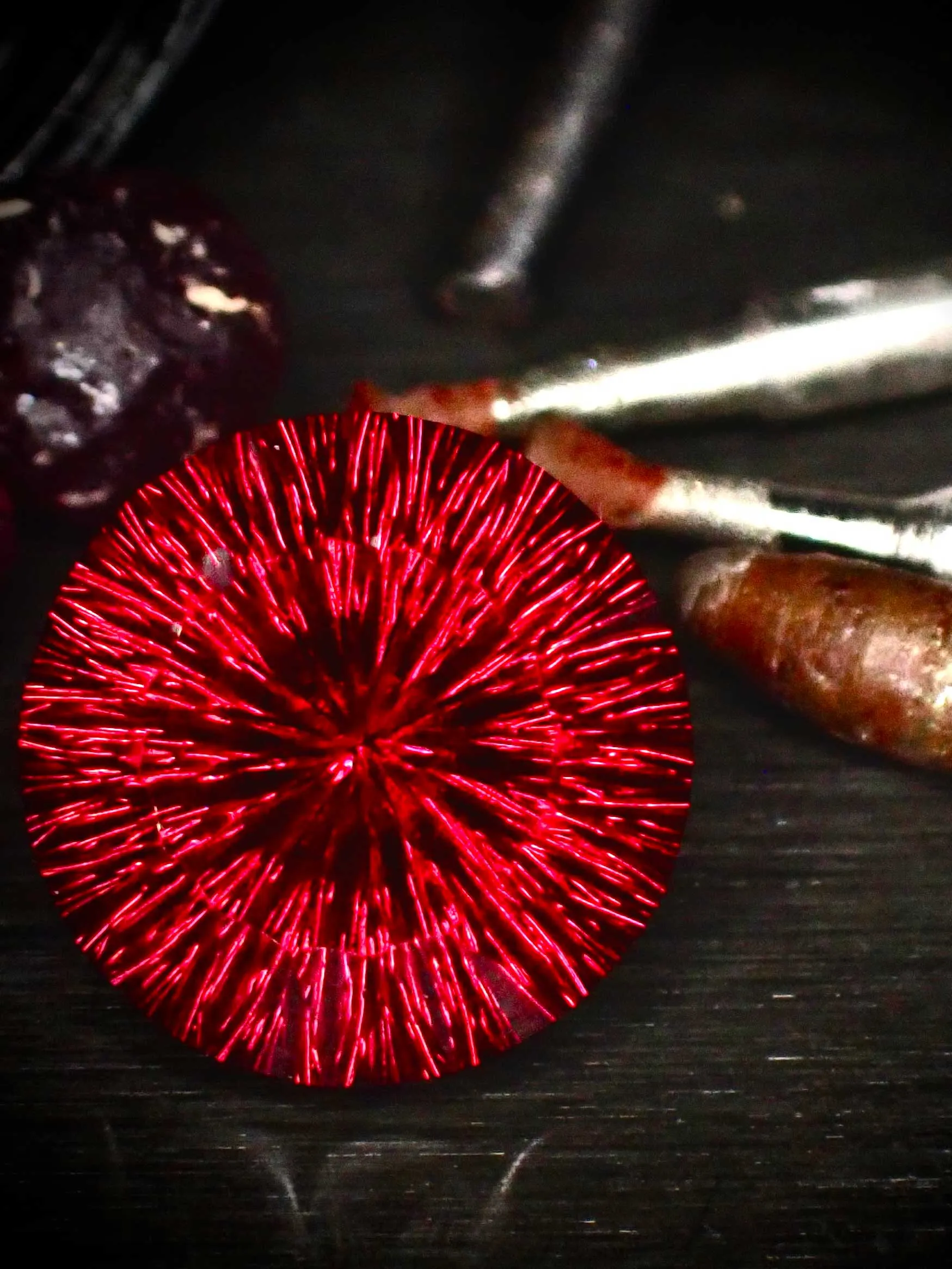 Radiant Kiriko Cut の構造美を示すジュエリーのイメージ