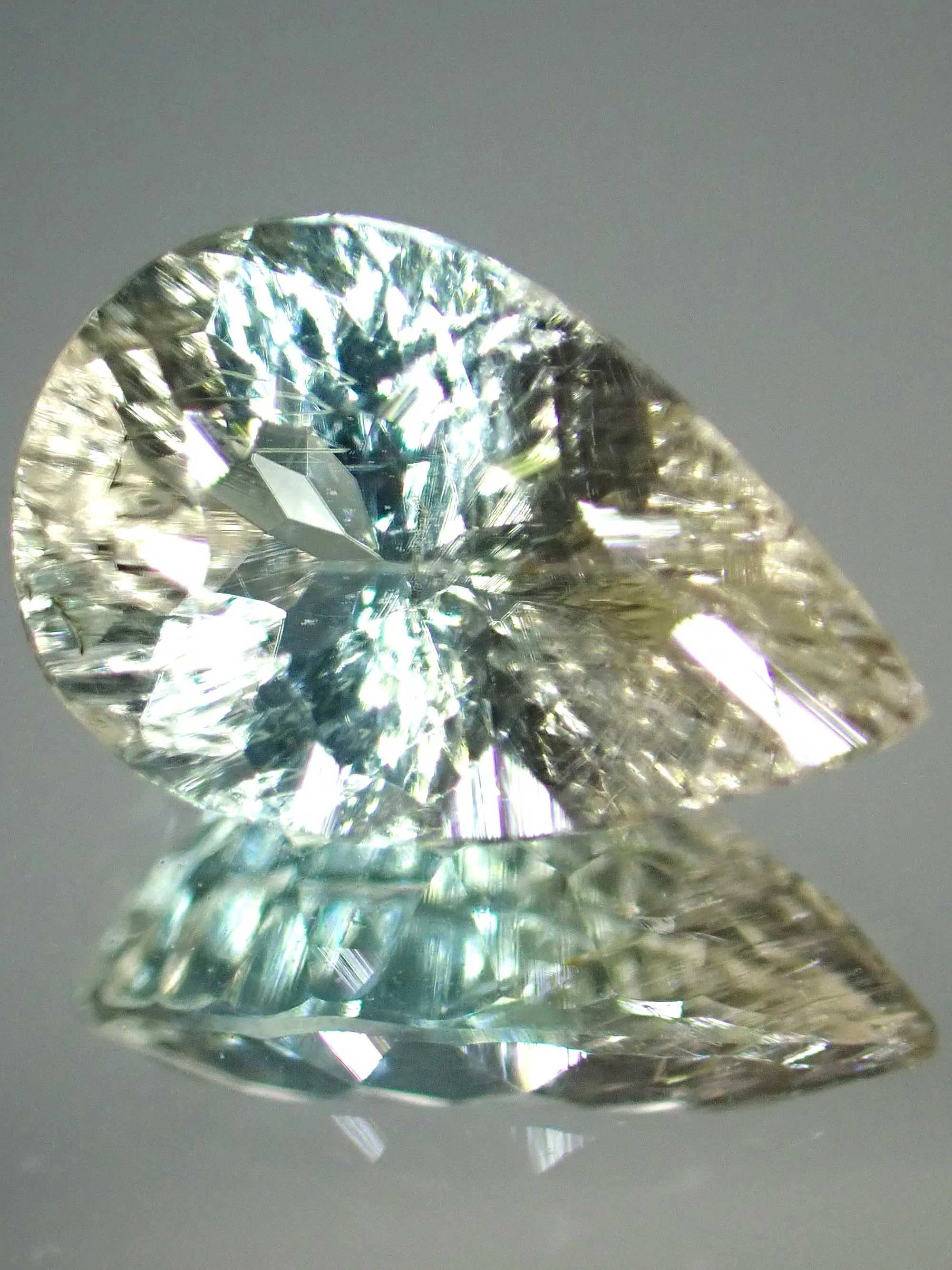 Radiant Kiriko Cut の輝きが揺らぐ様子のイメージ